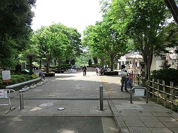 四季の森公園まで460m、45万平米もの敷地を誇る大型自然公園です。ホタルの生息地として知られる他、お子様が水遊びできるじゃぶじゃぶ池が人気です。