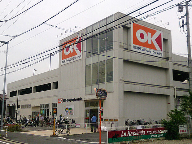 オーケー阿久和店まで908m、かまくらみち沿いにあるスーパー。夜21:30まで営業しています。近隣には他にも商業施設が揃いお買物便利なエリアです。