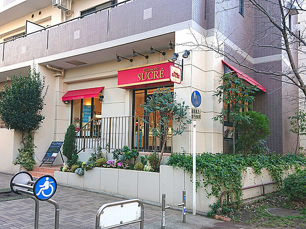 シュクレまで1219m、仲町台駅近く、せせらぎ公園の緑道沿いにある洋菓子店。上品な甘さのケーキが人気です。