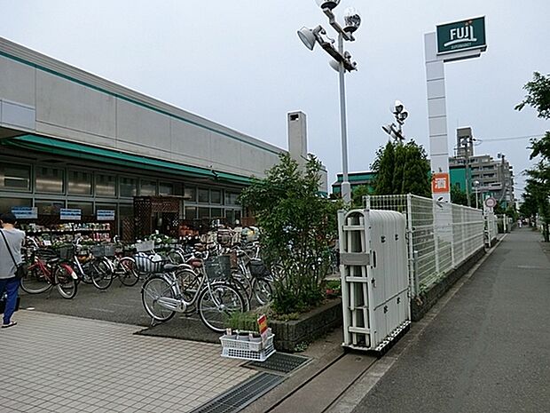 ＦＵＪＩ鵠沼店まで686m、22時まで営業しています。駐車場も62台ございます。