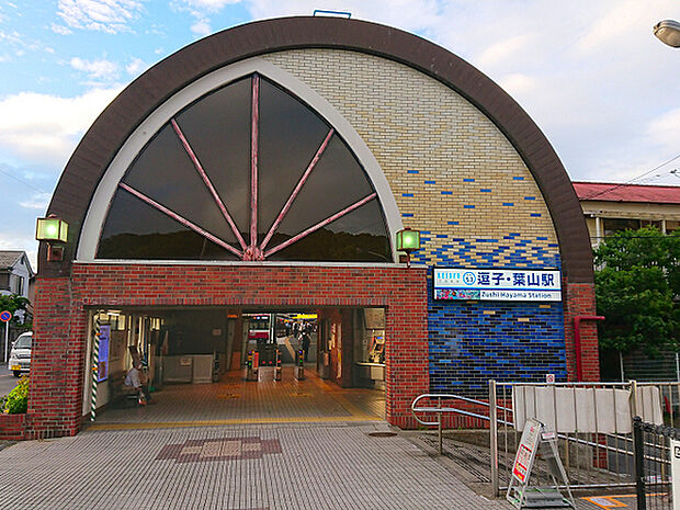 京急逗子線「逗子・葉山」駅まで867m、京急逗子線の終着駅。JR「逗子」駅までは約240ｍほどあります。旧「新逗子」駅から改称されました。