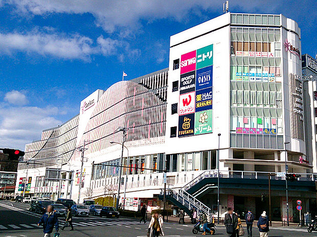 サクラス戸塚まで1327m、トツカーナの向かいにあるショッピングセンターです。スーパー「sanwa」、家具インテリア「ニトリ」などが入っています。