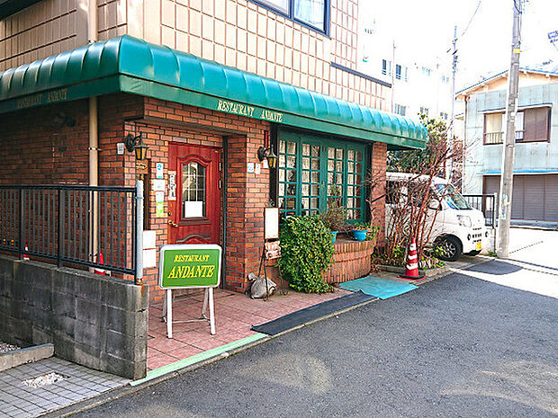 ANDANTEまで1000m、東海道から一本入ったところにある洋食レストラン。昔ながらの「日本式洋食」が楽しめます。担当のオススメはオムライスです！