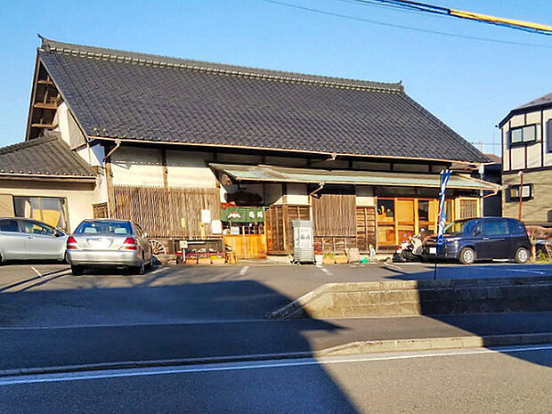 上の家鶴岡まで375m、古民家風の店舗を構えるお蕎麦屋さん。手打ちの蕎麦はもちろんおつまみも人気。担当のオススメは鴨せいろ・鴨南ばんです！