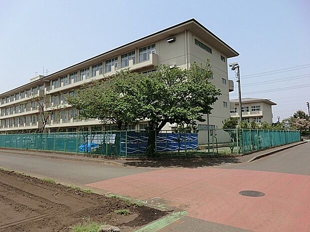 綾瀬市立春日台中学校まで415m