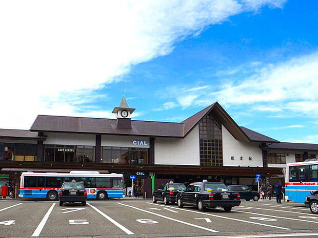 「鎌倉」駅まで2420m、言わずと知れた古都の玄関口。駅東側には小町通り・西側には御成通りの2つ商店街があり観光客で賑わっています。