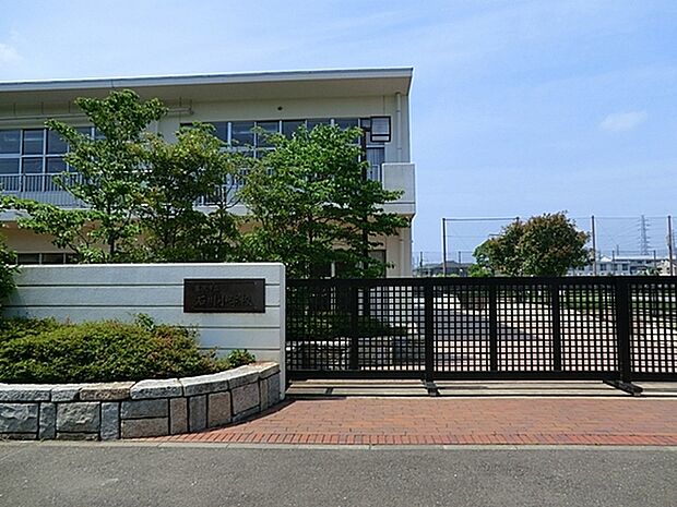 藤沢市立石川小学校まで542m、元気に学び、遊ぶ子供達の声が聞こえてきます