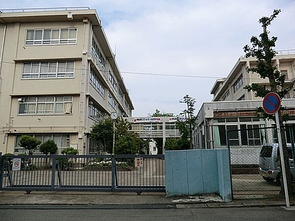 川崎市立菅生中学校まで696m