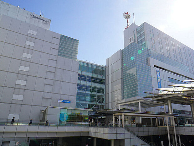 小田急線「相模大野」駅まで1650m、江ノ島線との分岐駅で、急行はもちろん一部ロマンスカーも停車します。駅周辺は相模原市南部の中心地として賑わっています。