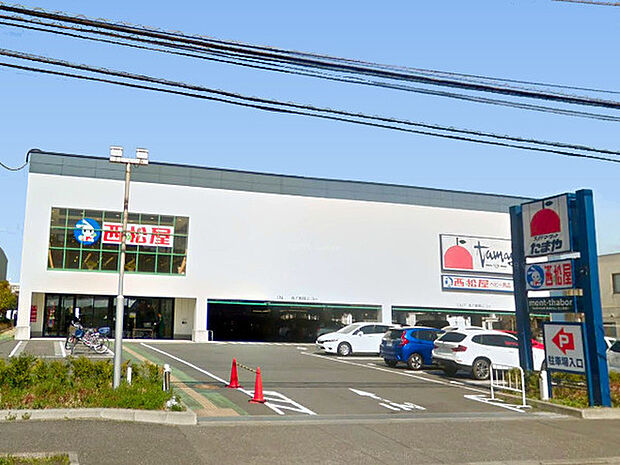たまや鎌倉手広店まで1005m、大型駐車場も備えたスーパー。子供服「西松屋」も同じ建物内にあり、お買物便利です！