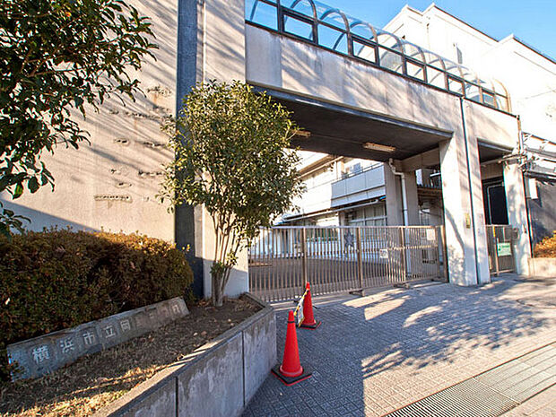 横浜市立岡野中学校まで437m