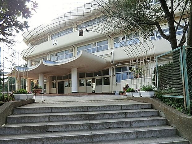 横浜市立上の宮中学校まで696m