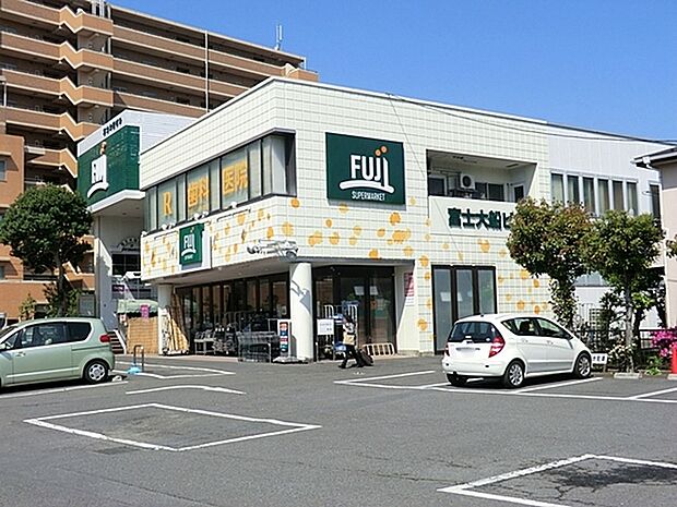 FUJI大船店まで1011m、湘南モノレール「富士見町」駅から徒歩4分ほど歩いたところにあるスーパー。駐車場有で夜22時まで営業しています。