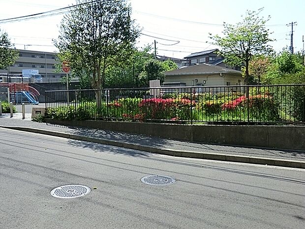 片倉内山第二公園まで755m、カラフルな遊具が楽しい、ちいさな公園です。