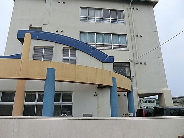 藤沢市立鵠南小学校まで1236m、元気に遊び、学ぶ児童たちの声が聞こえてきます。