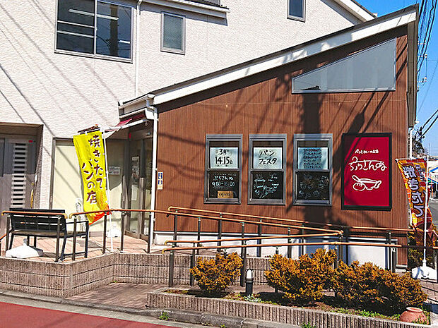 ぷらさんぬまで1402m、鎌倉街道近くにある人気のベーカリー。イートインではカレーも楽しめます。駐車場もありますのでドライブの休憩にもオススメ。