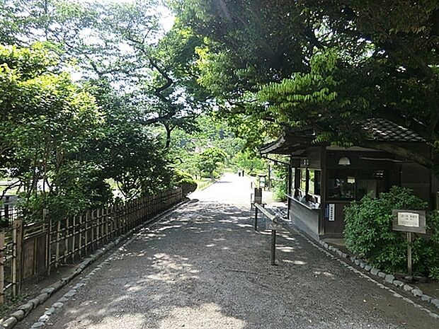 三溪園まで1525m、桜の名所として知られる日本庭園。四季折々の緑を楽しめるほか重要文化財の建物が多数あり歴史を感じさせてくれるスポットです。