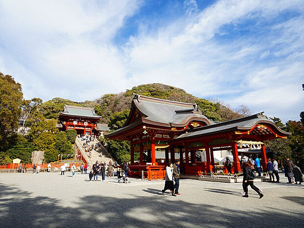 鶴岡八幡宮まで2350m、源頼朝公ゆかりの神社で古都鎌倉の中でも代表的な名所の1つ。初詣の参拝客数の多さでも知られています。