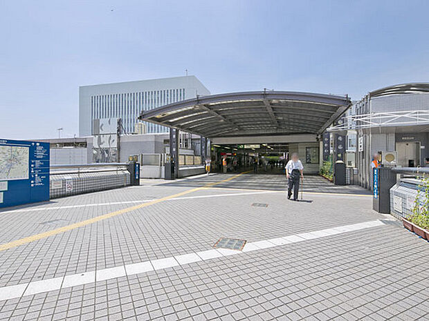 「戸塚」駅まで1544m、JR東海道線・横須賀線・湘南新宿ラインとブルーラインが停車します。駅直結のショッピングモール「トツカーナ」が人気です。