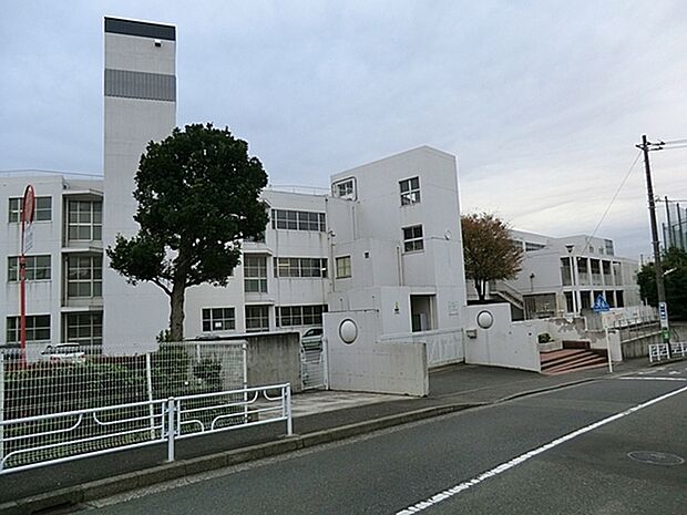 横浜市立川和中学校まで1687m