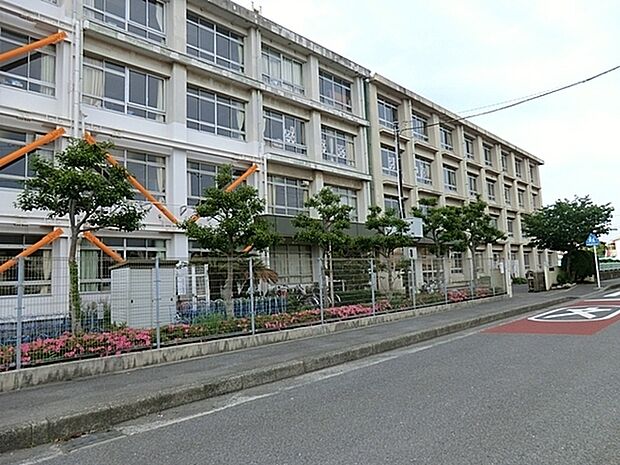 藤沢市立羽鳥小学校まで883m