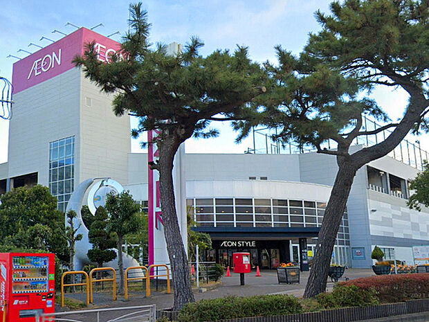 イオンスタイル湘南茅ヶ崎まで550m、国道1号沿いのイオン。市役所近くの茅ケ崎中央店とは別店舗です。入っているテナントも異なりますので使い分けができますね。