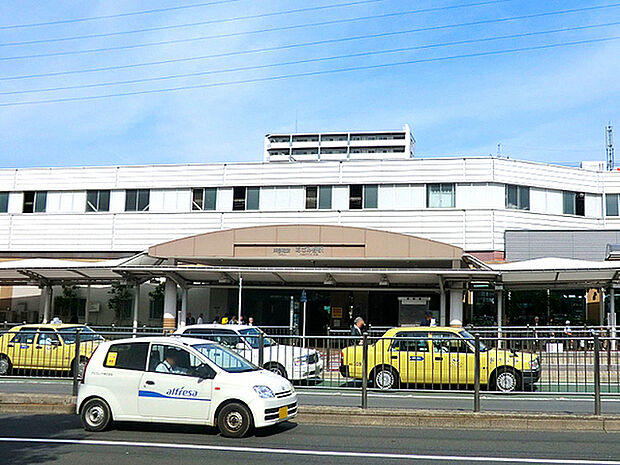 「あざみ野」駅まで779m、田園都市線の急行停車駅で横浜ブルーラインの始発駅になります。
