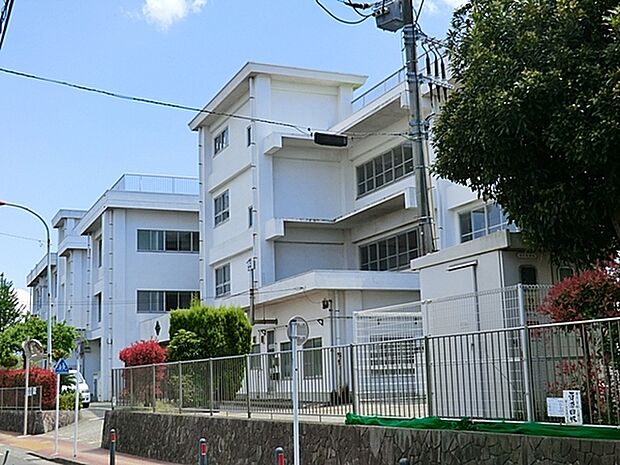 横須賀市立衣笠小学校まで499m、元気に遊び、学ぶ児童たちの声が聞こえてきます