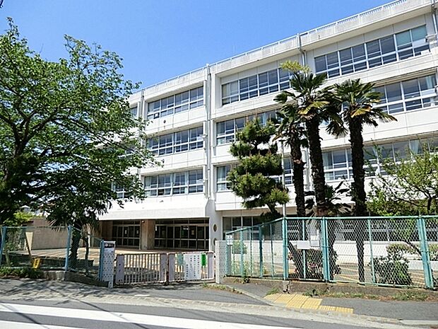 横須賀市立城北小学校まで447m、元気に遊び、学ぶ児童たちの声が聞こえてきます