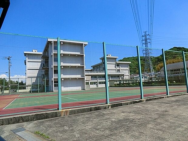 横須賀市立衣笠中学校まで859m、勉学に、スポーツに、のびのびと、健やかに育つ生徒たちの学びの場。