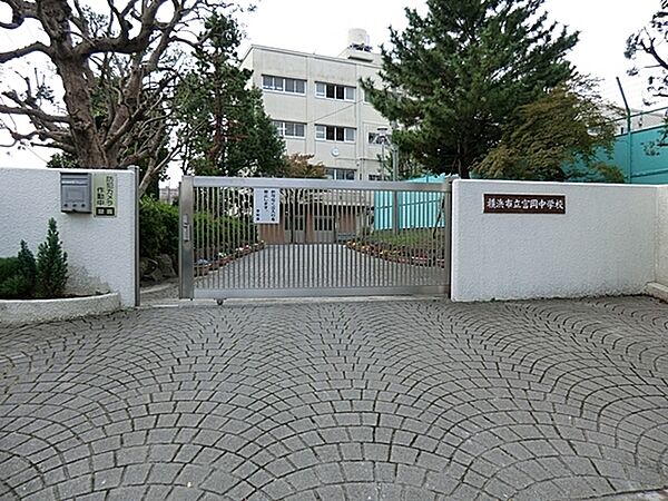 横浜市立富岡中学校まで1505m