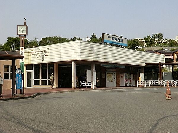 京急線「能見台」駅まで1783m、エアポート急行停車駅です。駅周辺は高層マンションやスーパーが揃い、駅西側は大規模な旧分譲地が広がっています。