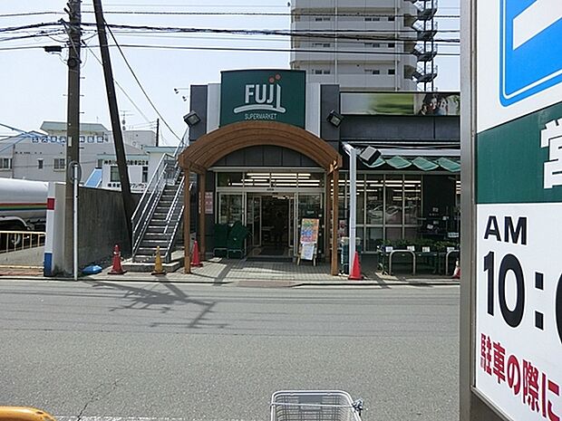 FUJI北久里浜店まで1397m、営業時間10：00～23：00　仕事帰りのお買いものもゆっくりできますね。