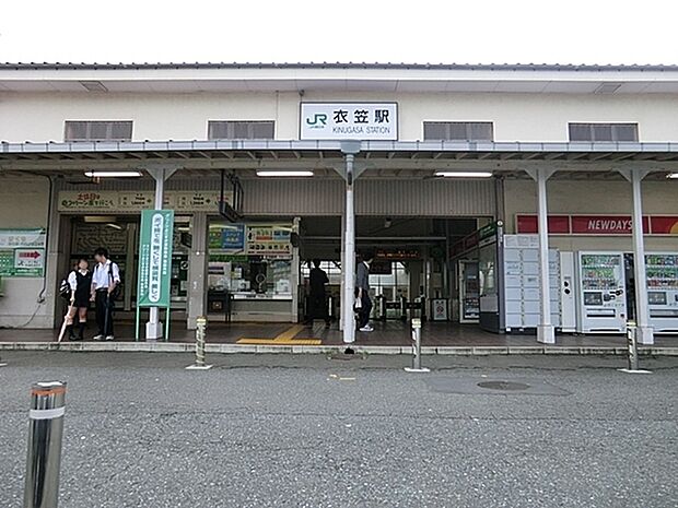 JR横須賀線「衣笠」駅まで1251m、駅周辺は商業施設が充実しています。横須賀市西部方面へ出るバスが多く発着しています。