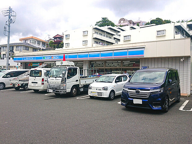 ローソン横浜岡村七丁目店まで1042m、スーパー「食品館あおば」の斜め向かいにあるコンビニです