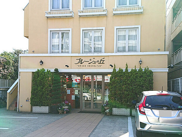ブルージュの丘まで3589m、地元で人気の洋菓子店。フルーツたっぷりのケーキもオススメですが、焼菓子の「メイプルサンド」もオススメです！