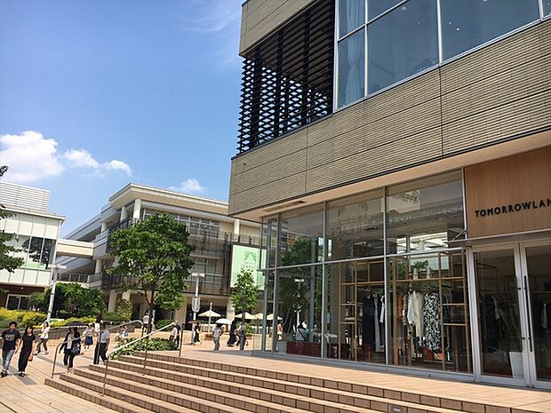 たまプラーザテラスまで1400m、たまプラーザ駅直結の複合商業施設。ゲート・サウス・リンクのプラザからなり、ファッション・グルメなどのお店が揃っています。