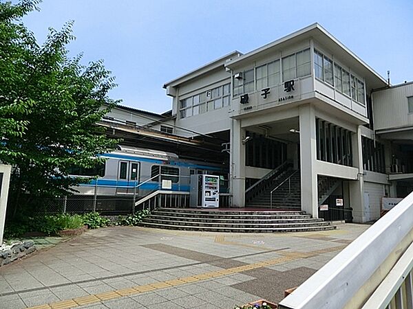 JR根岸線「磯子」駅まで605m、京浜東北線の拠点駅の1つで、この駅止まりの電車や始発電車が複数あります。磯子区役所の最寄駅です。