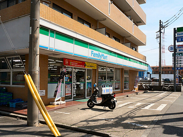 ファミリーマート日吉六丁目店まで268m、コンビニもあって便利です