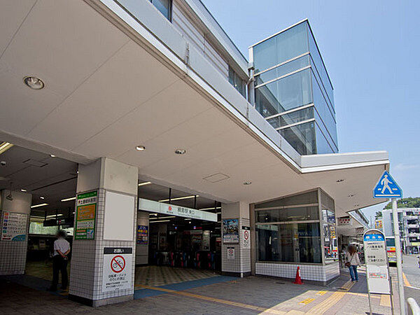 東横線「綱島」駅まで1285m、急行停車駅です。駅周辺には商業施設・金融機関が揃っています。綱島東エリアは現在再開発が行われています。