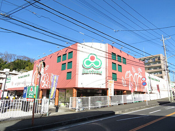 Santoku高田店まで485m、閑静な住宅街にあるスーパー。お隣にはドラッグストアもあり、お買い物に便利です。夜22時まで営業しています。