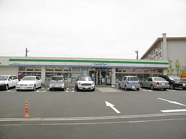 ファミリーマート磯子滝頭三丁目店まで776m、コンビニもあって便利です
