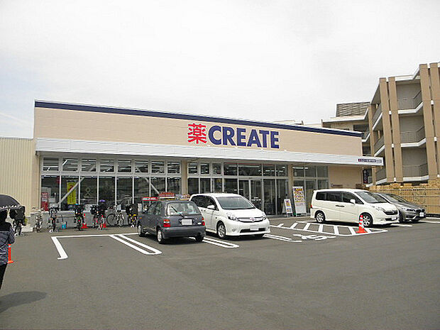 クリエイト磯子滝頭店まで805m、食品や飲料品も多数取り揃えた便利なドラッグストアです