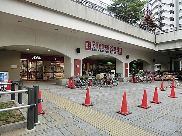 イオン本牧店まで644m、本牧の中心地：旧「マイカル本牧」内にある大型スーパー。食品は22時までの営業。他は21時まで営業しています。