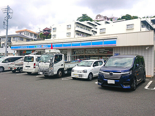 ローソン横浜岡村七丁目店まで832m、スーパー「食品館あおば」の斜め向かいにあるコンビニです