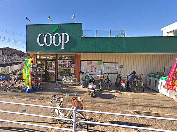ユーコープ桜山店まで2444m、逗子警察署と第一運動公園の中間にあるスーパー。夜20時まで営業しています。
