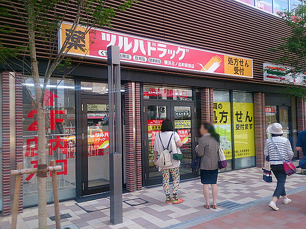 ツルハドラッグ横浜日ノ出町駅前店まで663m、日ノ出町駅の向かいにある複合商業施設「サクアス」の1・2階にあるドラッグストアです。