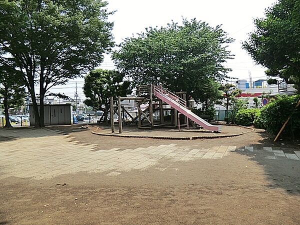 六会駅前公園まで301m