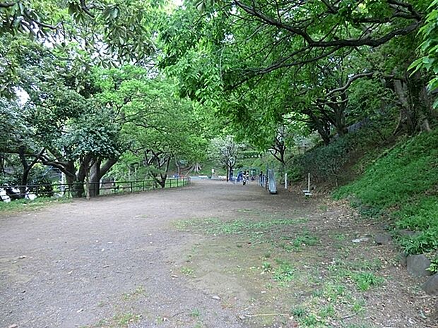山手公園まで525m、日本最初の洋式公園で、日本で最初にテニスが行われた場所でもあります。