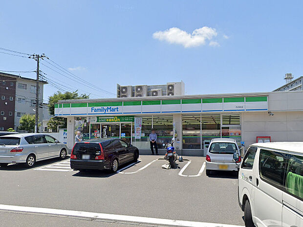 ファミリーマート市沢町店まで193m、「環2市沢上町」交差点から左近山団地に向かう途中にあるコンビニです